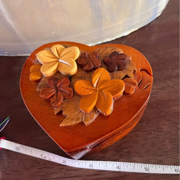 Artisanal wood, heart shape, carved flowers four piece box - Picture 9 of 11